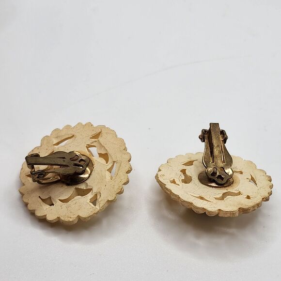 50's Vintage Large Celluloid Cream Carved Leaves Clip On Earrings Round Light - Picture 3 of 4